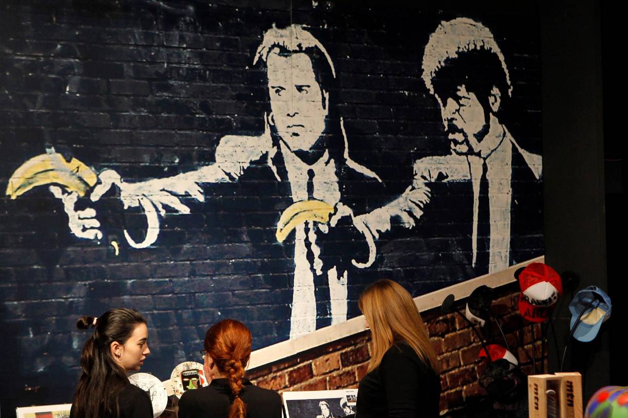 A caballo entre un neo-noir y la comedia más macabra, ‘Pulp Fiction’ daba una vuelta de tuerca al arquetipo del gánster e introducía en los personajes un nuevo elemento: la cotidianidad. El hecho de ver a dos sicarios a punto de ir a ejecutar un crimen mientras mantiene la misma conversación intrascendente que tendríamos con un compañero del trabajo, hace de la obra de Tarantino un punto y aparte en el tratamiento del género. Su fragmentada narrativa supuso un soplo de aire fresco en una cinematografía que ya empezaba a anquilosarse tras la llegada del ‘blockbuster’ (películas destinadas a grandes públicos) y el ocaso del ‘nuevo Hollywood’, que venía de romper con el infame código Hays, la norma que censuraba las producciones estadounidenses bajo criterios de moralidad y patriotismo.