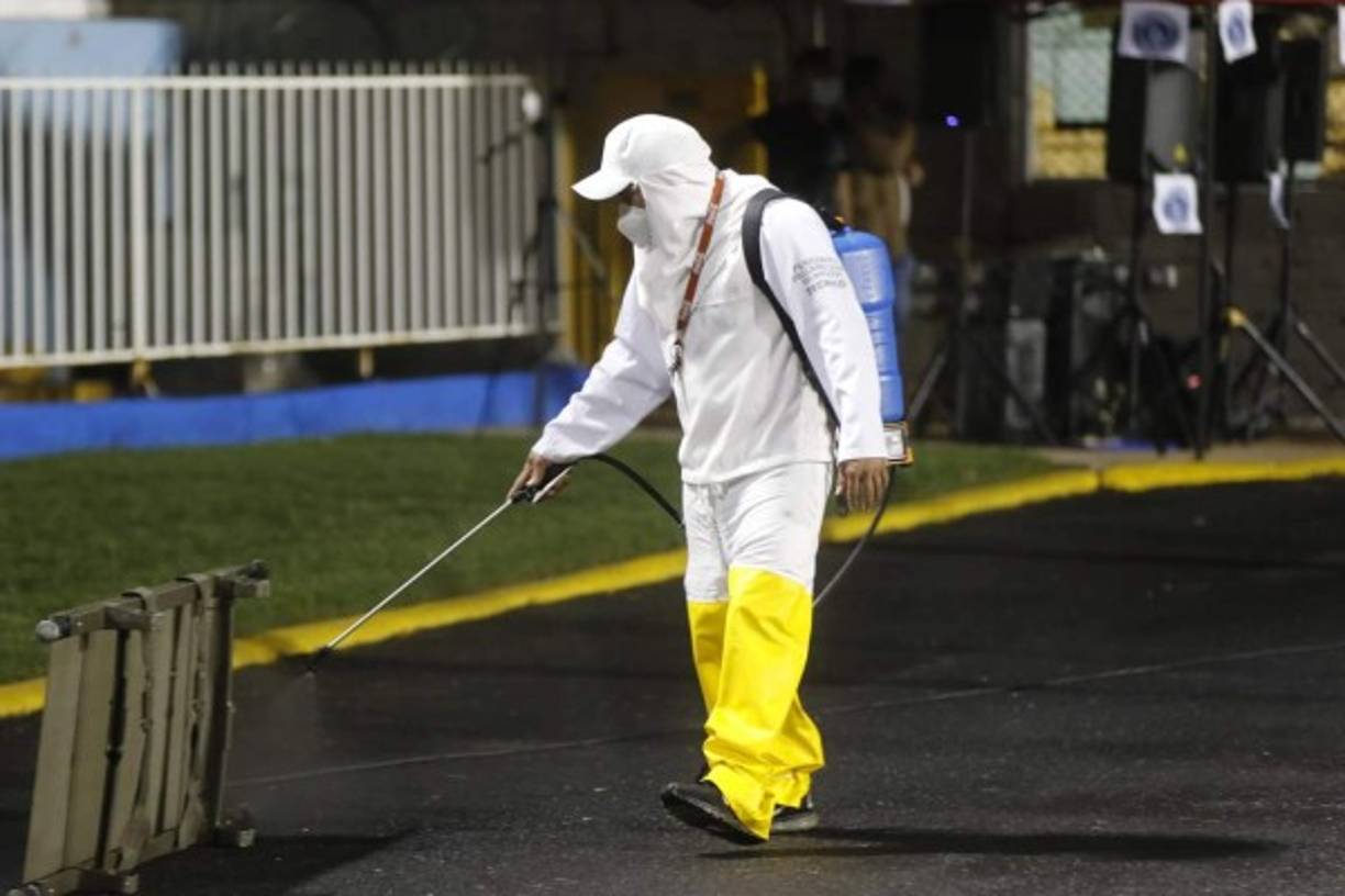 Un miembro del estadio Nacional realizando medidas de bioseguridad previo al partido entre Motagua y Real España.