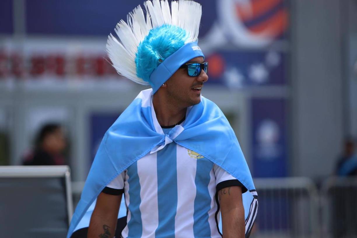 <b>Estos hinchas argentinos fueron sensación en la previa con sus alocados gorros.</b>