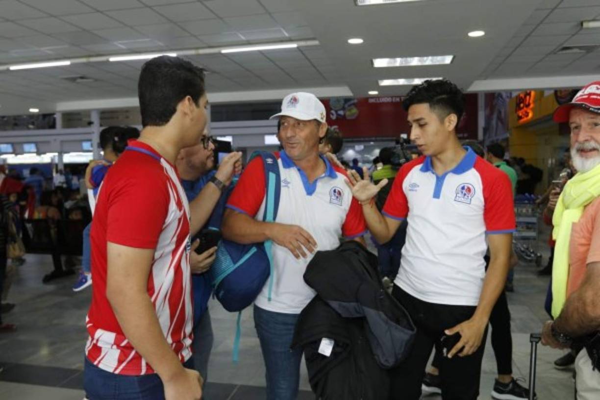 Pedro Troglio estuvo dialogando con los aficionados en la terminal aérea.