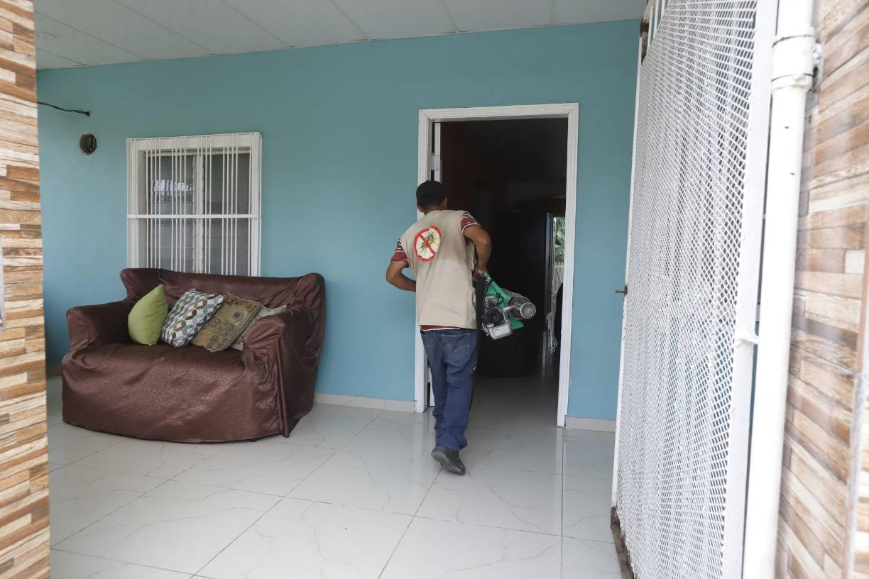 Más de 500 personas, entre personal de las diferentes instituciones y voluntarios, participaron en el segundo megaoperativo contra el dengue organizado en la colonia 6 de Mayo, en el sector Rivera Hernández.