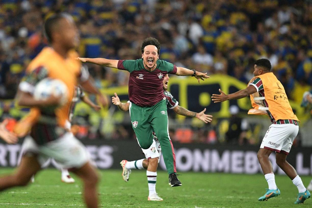 El entrenador brasileño Fernando Diniz enloqueció y celebró tras el pitazo final al ganar su primera Copa Libertadores en el banquillo del Fluminense.
