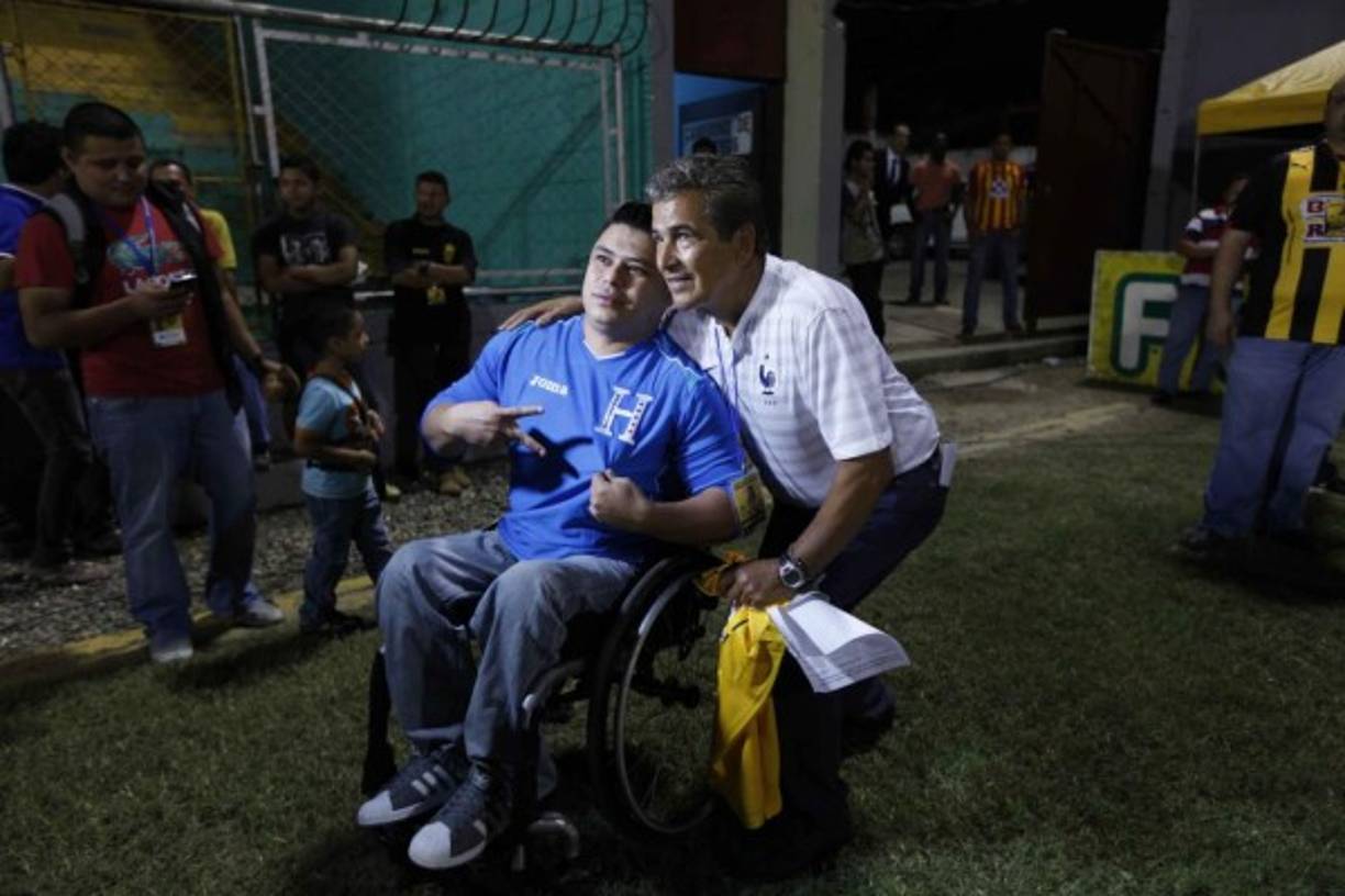 El seleccionador Jorge Luis Pinto se ha presente para despedir a Pavón.