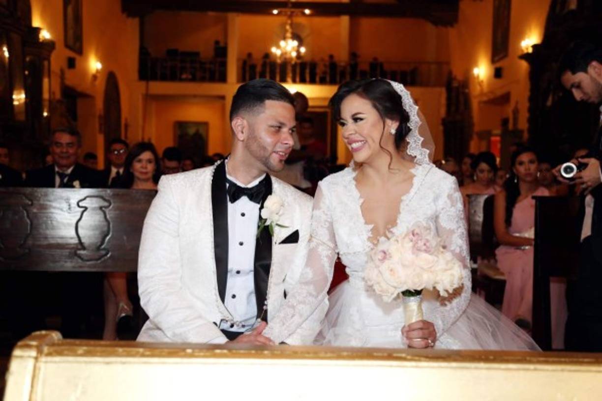 Ana Alvarado y Jorge Corderon unieron sus vidas en matrimonio en el templo de la iglesia San Francisco de Asís en Tegucigalpa, capital de Honduras.