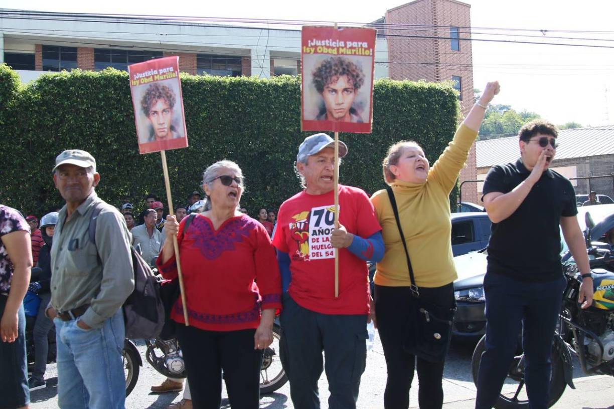 Mientras tanto, al interior del juzgado se vivía un ambiente de tensión, ya que la audiencia inicial contra el general en retiro Romeo Orlando Vásquez Velásquez, Venancio Cervantes Suazo, exsubjefe del Estado Mayor Conjunto, y Carlos Roberto Puerto Fúñez, excomandante del Comando de Operaciones Especiales, continuaba desarrollándose.