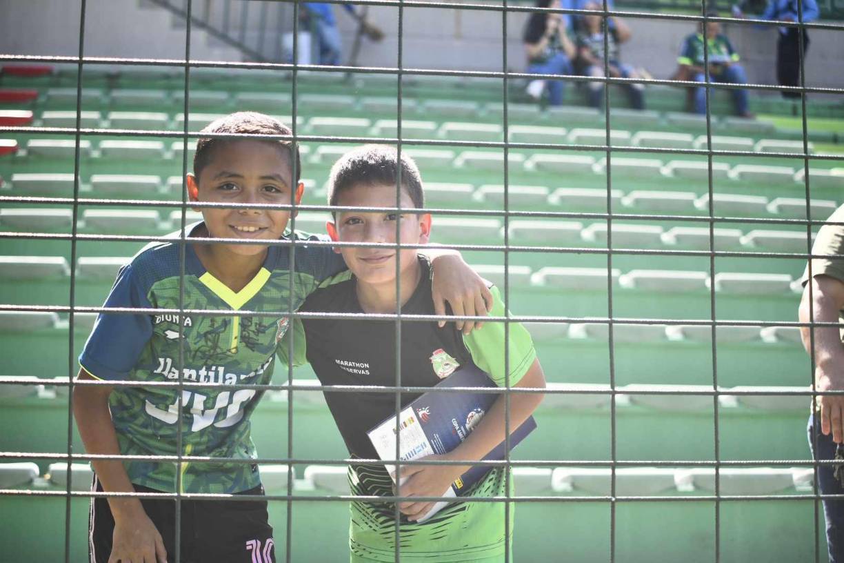 Los niños comparten su amor por Marathón.