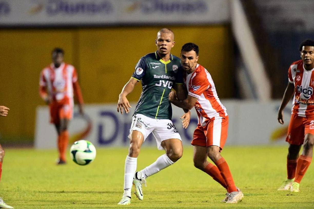El estadounidense Jonathan Bornstein disputando el balón con el delantero colombiano Edis Ibargüen.