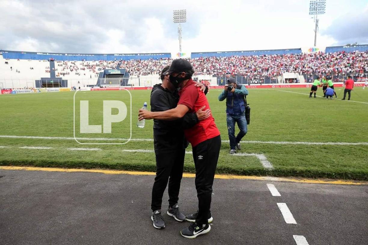 Bellezas, fisioterapeuta del Vida, las figuras en el palco y buen gesto de Fernando Mira con Troglio