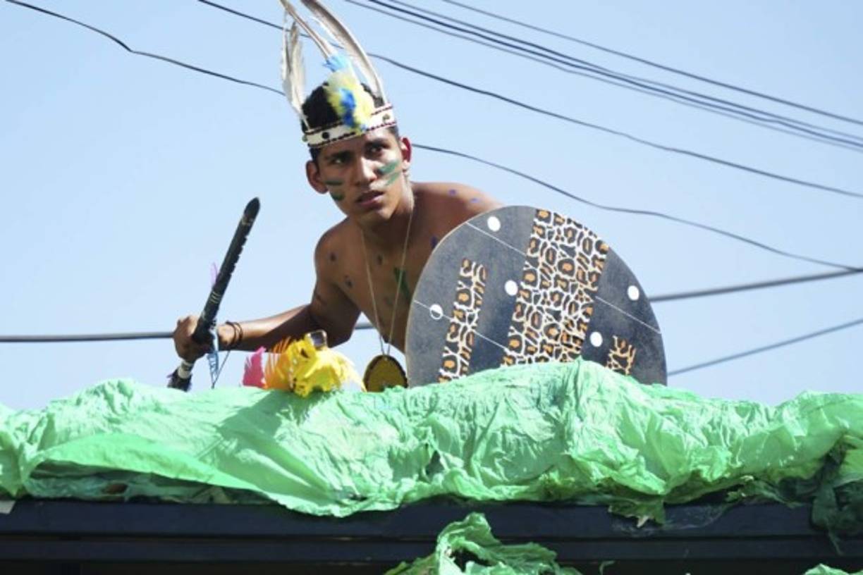 Una alumno representa al gran cacique Lempira.
