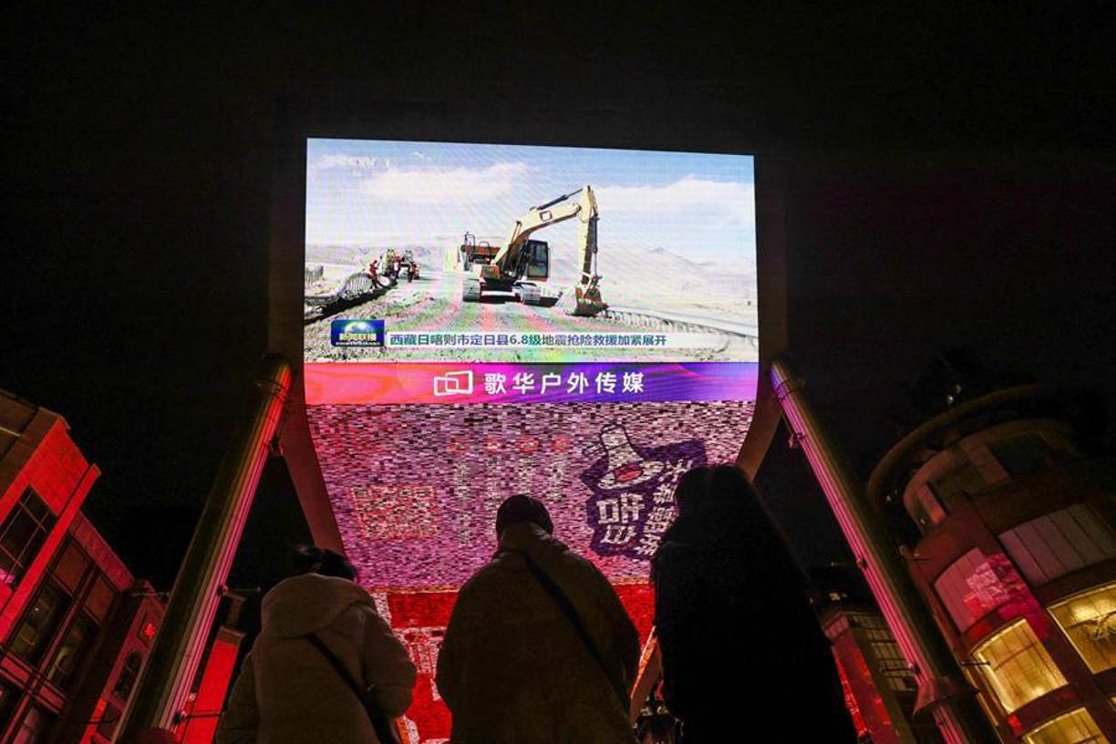 El presidente chino, Xi Jinping, pidió “esfuerzos exhaustivos para salvar vidas y minimizar el número de víctimas”, al tiempo que pedía trabajar para “prevenir desastres secundarios” y “reasentar de forma adecuada a los residentes afectados”.