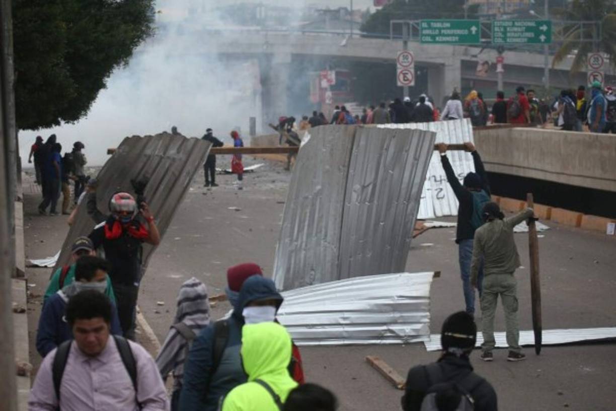 Entre los disturbios que provocaron los manifestantes está el demantelamiento de una bodega de construcción de un puente a desnivel.