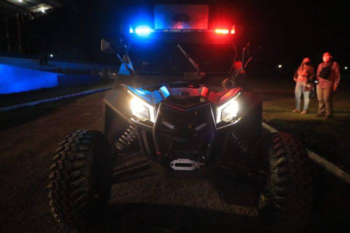 El vehículo también dispone de un sistema de comunicación de red digital encriptada y tiene la posibilidad de equiparse con un arma automática o un arma electro-mecánica en el exterior.