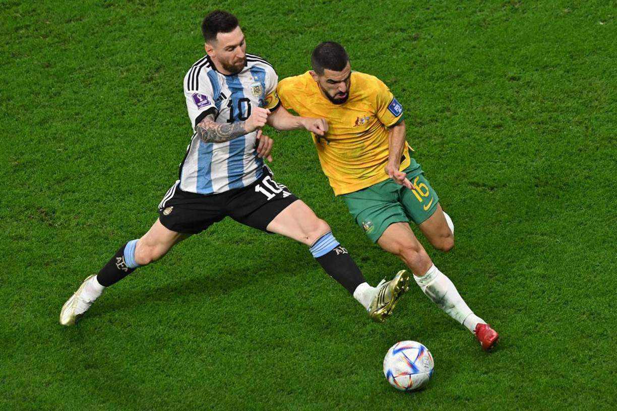 Lionel Messi protagonizó un fuerte duelo con el defensa australiano Aziz Behich.