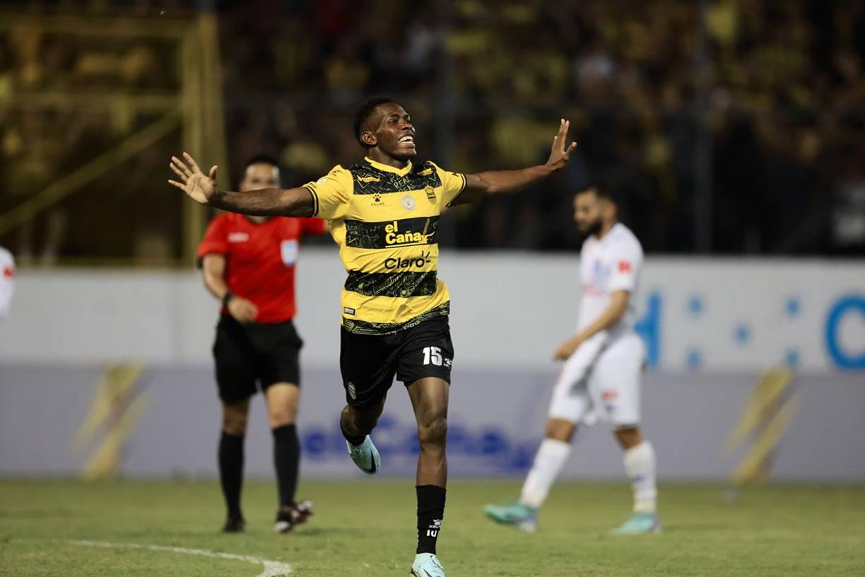 Dixon Ramírez entró de cambio y a los pocos minutos marcó el segundo gol del Real España. Su cara de felicidad lo dice todo.