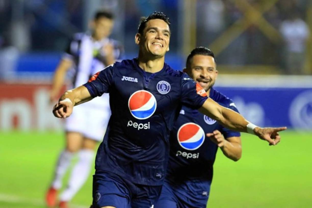 Roberto Moreira celebrando su gol de penal contra el Tauro FC.