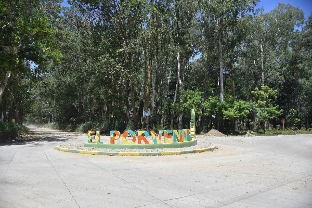 El municipio de El Porvenir, Atlántida tambien ofrece balneraios naturales y playas, las que son muy visitadas en Semana Santa y feriado morazánico. 