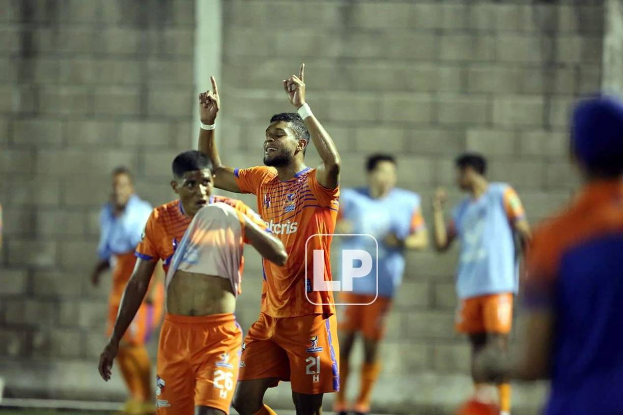 Kilmar Peña festejando su gol contra el Marathón.