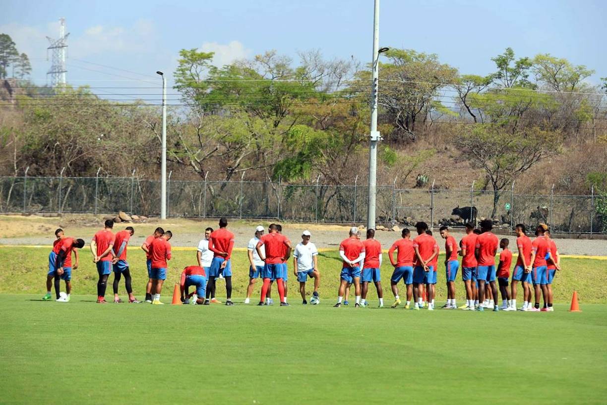 Pedro Troglio le dio una charla a sus jugadores previo a la práctica en el Centro de Alto Rendimiento (CAR) José Rafael Ferrari.