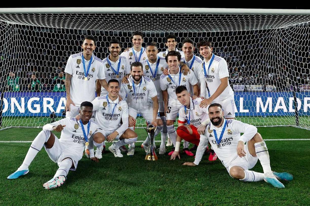 Jugadores del Real Madrid posando con el trofeo de campeones del Mundial de Clubes.