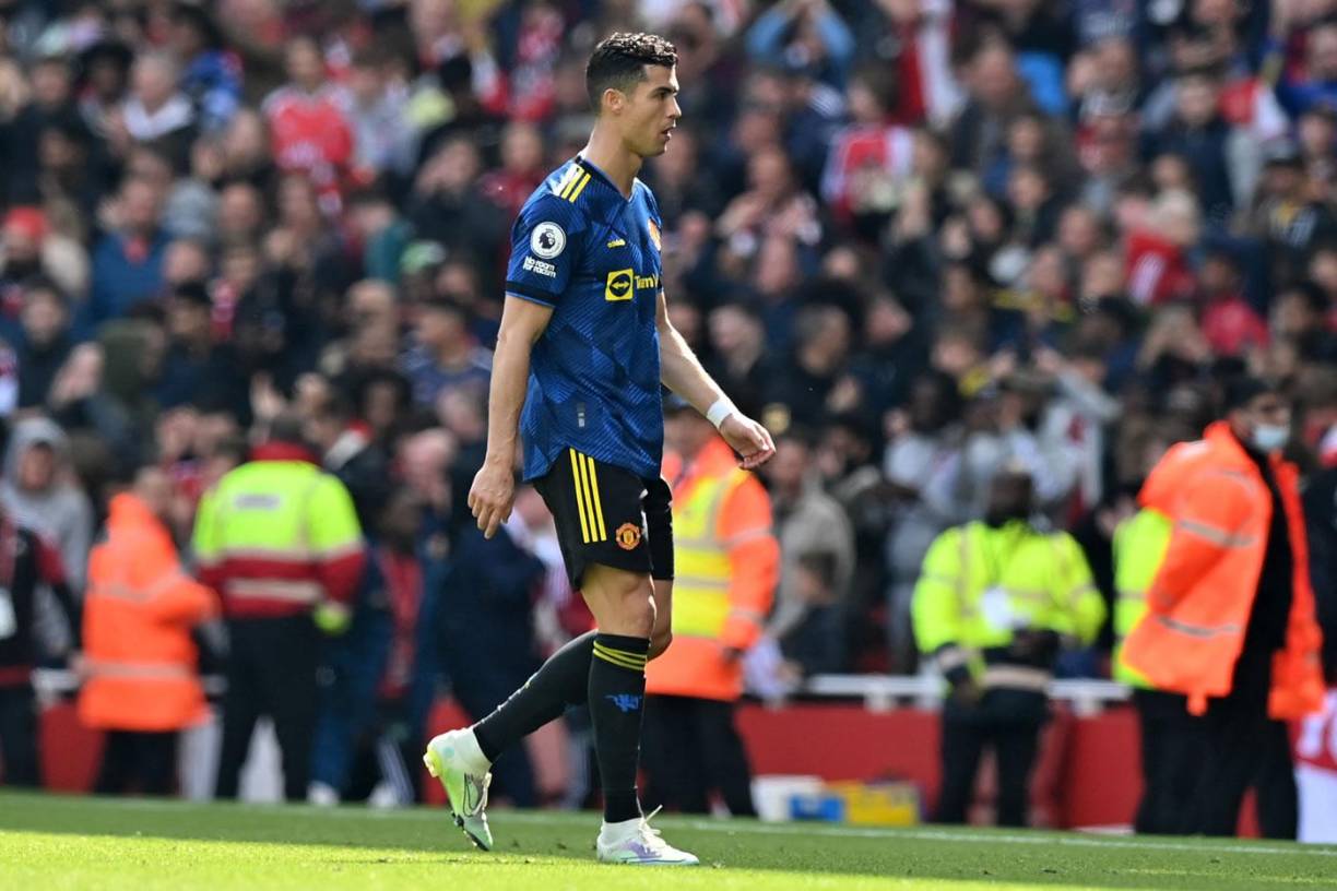 Así se fue Cristiano Ronaldo del campo del Emirates Stadium tras el final del partido.