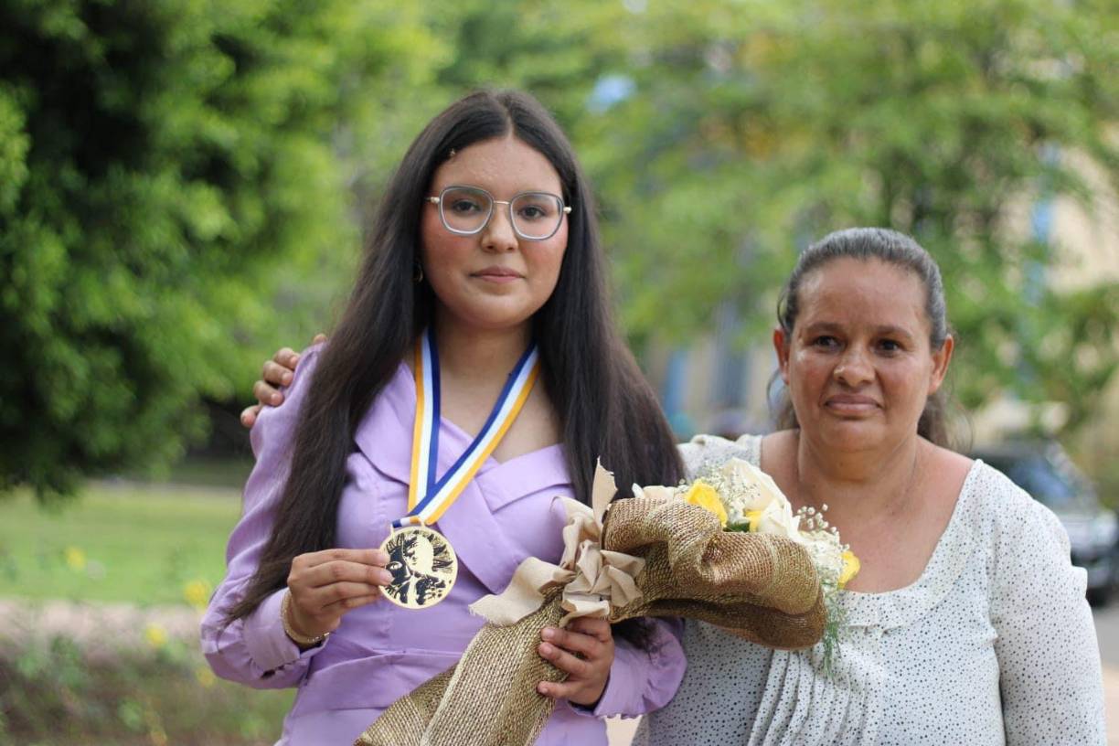 Con tan solo 23 años, Yaritza Damaris Morales Valladares se ha convertido en una joven promesa en el área de la carrera de Contaduría Pública y Finanzas, tiene un índice de 99.07%, el índice más alto en la alma mater a nivel nacional.