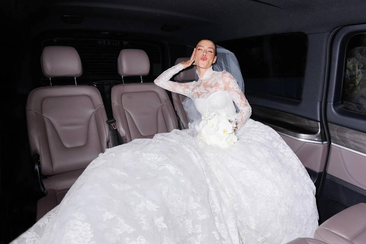 “Menos es más fue el lema que adoptó para ensamblar el atuendo de su gran día, y Tiffany &amp; Co. la joyería que escogió para brillar aún más.