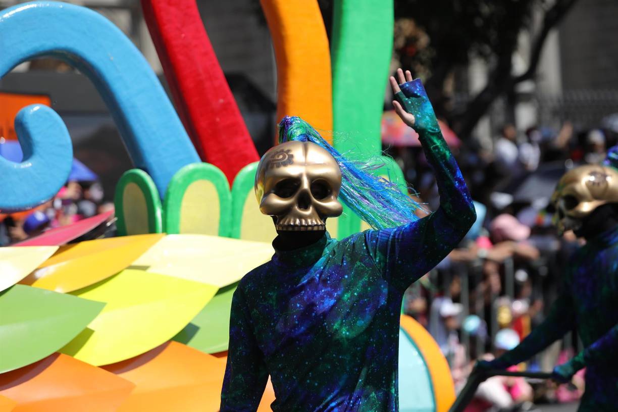 Con motivo de los 500 años de la caída en manos de los conquistadores españoles de Tenohctitlan, actual Ciudad de México, el desfile incluyó comparsas con atavíos indígenas moviéndose al son de los tambores.