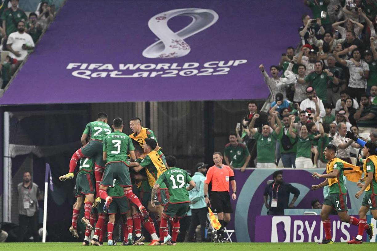 El festejo de los jugadores mexicanos tras el golazo de Luis Chávez ante Arabia Saudita.