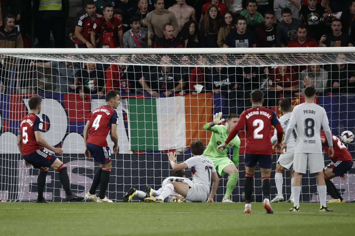 Osasuna se adelantó con un remate de cabeza de David García en un saque de córner, que rozó en Unai García y se coló en la meta defendida por Marc-André Ter Stegen (6).