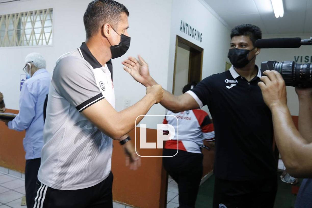 Otro reencuentro. Los exfutbolistas Júnior Izaguirre, entrenador de reservas del Vida, y Hugo Caballero, preparador de porteros de Motagua, se saludan antes del partido. Fueron compañeros en el Ciclón Azul.