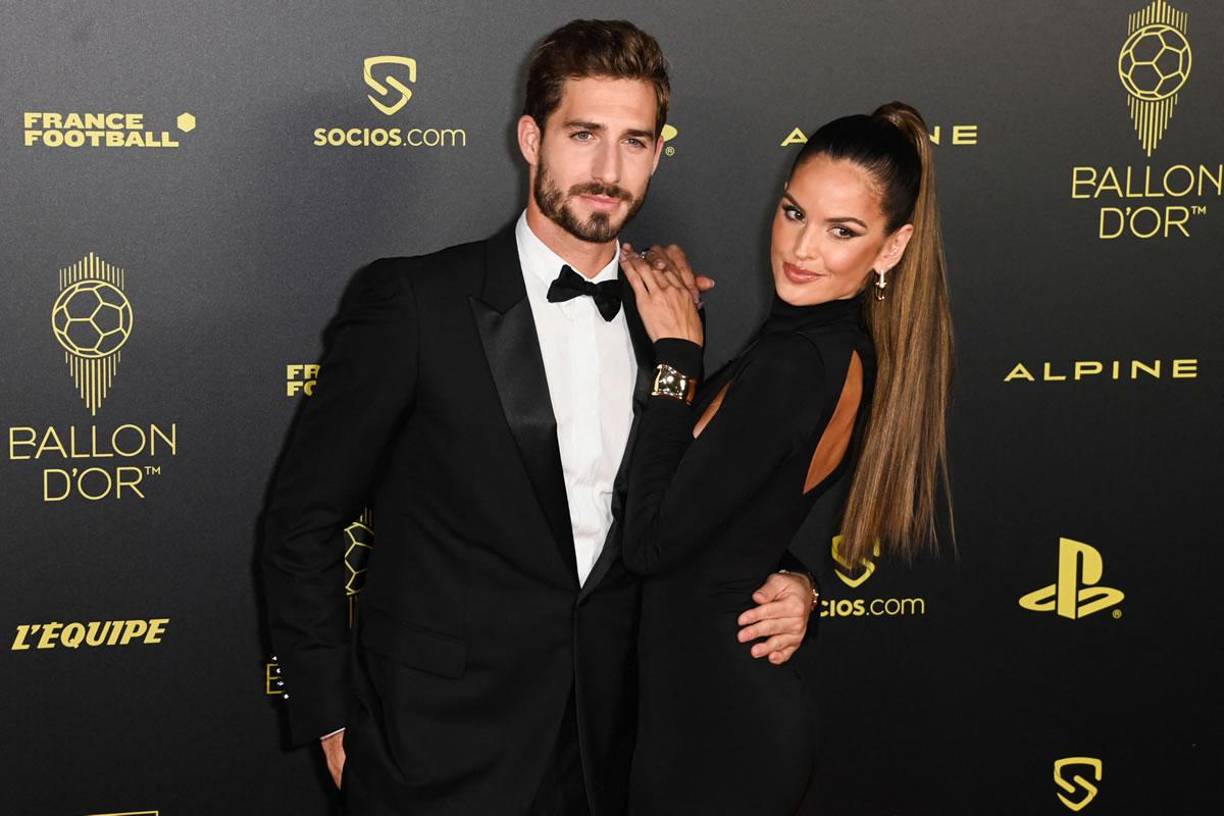 El portero alemán de Eintracht Frankfurt, Kevin Trapp, junto a su esposa, la modelo brasileña Izabel Goulard, posan a su llegada a la ceremonia del Balón de Oro 2022 de France Football en el Theatre du Chatelet en París.