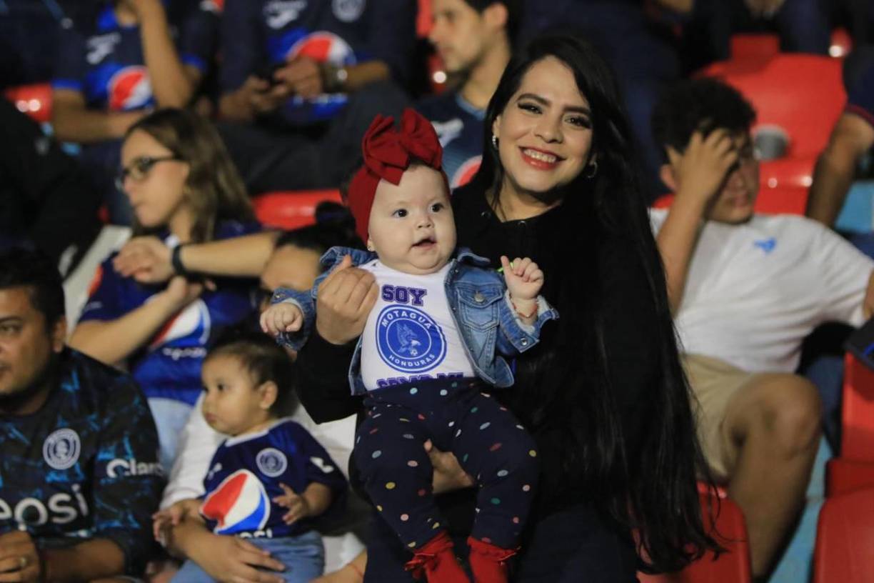 Esta bella aficionada llevó a su pequeña hija al estadio Nacional Chelato Uclés para ver el duelo ante el CAI.
