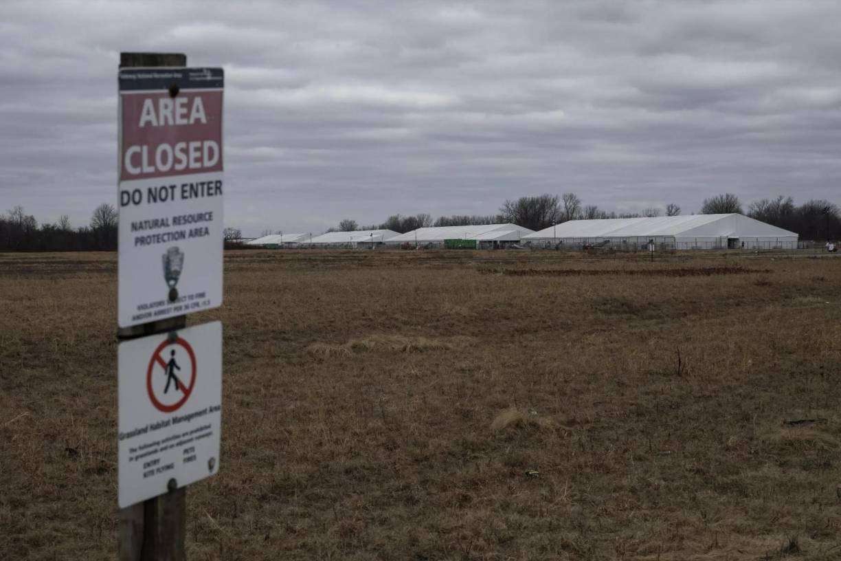 Hasta 500 familias pueden dormir en camas de campaña pegadas unas a otras, instaladas en grandes carpas. En otras, están los espacios colectivos para las comidas y las gestiones administrativas.