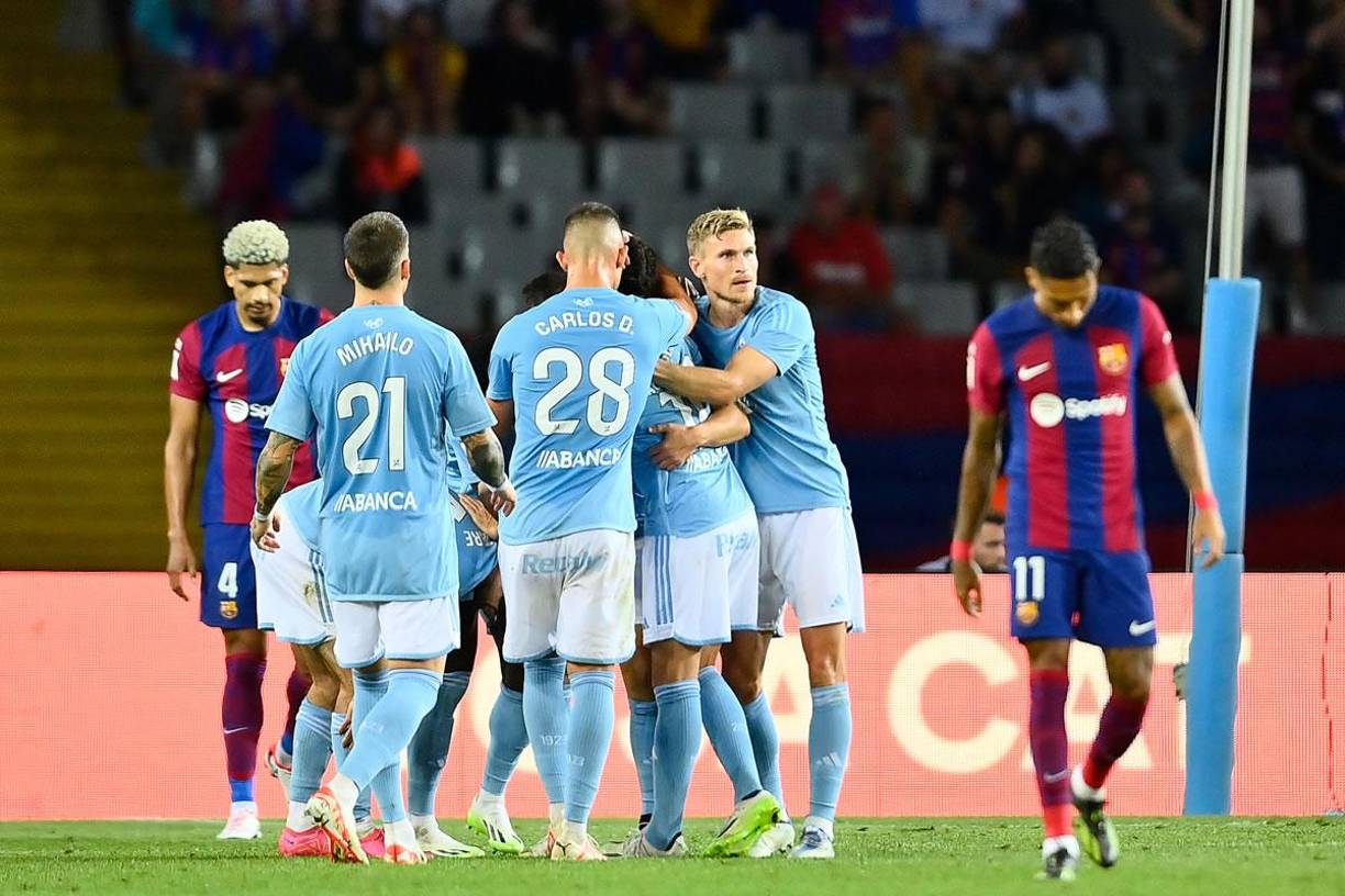 Los jugadores del Celta de Vigo celebrando el segundo gol ante el Barcelona marcado por el griego Anastasios Douvikas.