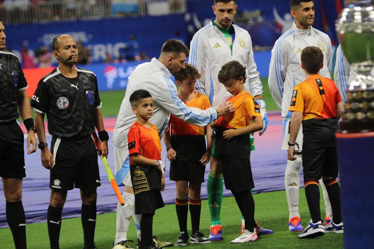 Messi le firmó un autógrafo en la camiseta al niño cuando se realizaban los actos protocolares.