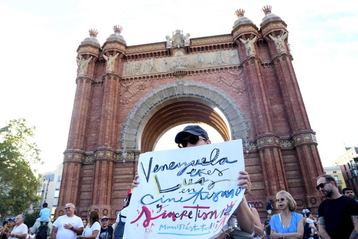 Entretanto, el chavismo también convocó para hoy sábado una marcha en todo el país con el objetivo de celebrar lo que consideran la “victoria de la revolución bolivariana” en las presidenciales, pese al cuestionamiento de varios Gobiernos extranjeros y grupos de veeduría que participaron en los comicios. 