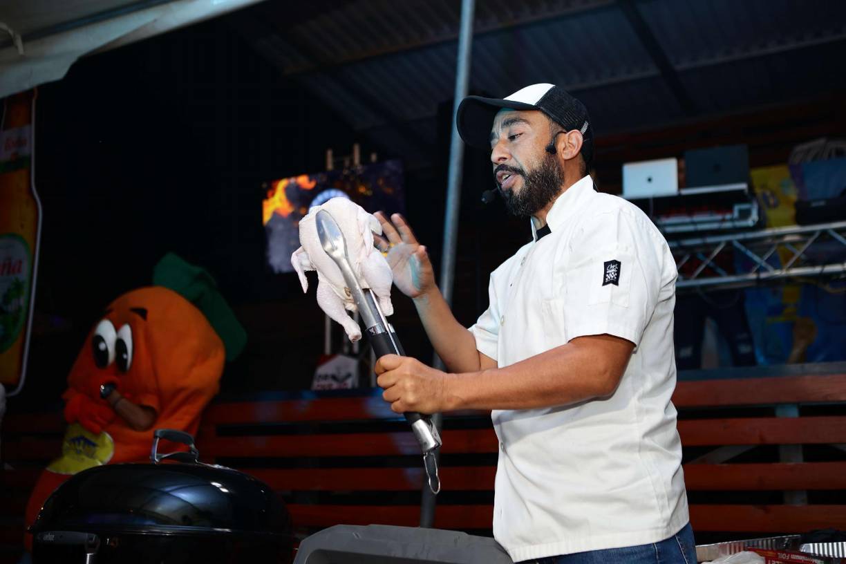 El chef Frank Arévalo expuso con elocuencia sus lecciones culinarias, agregando la alegría que lo caracteriza. 