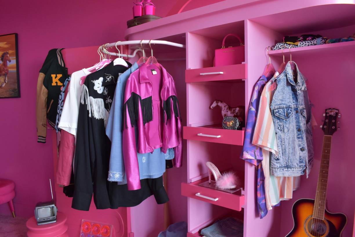 Al resto de la divertida e ilógica casa la componen un gimnasio al aire libre con espléndida vista al mar, un arenero -él favorito de Ken-, y una pista de baile para patines de ruedas muy al estilo de la década de 1980. 