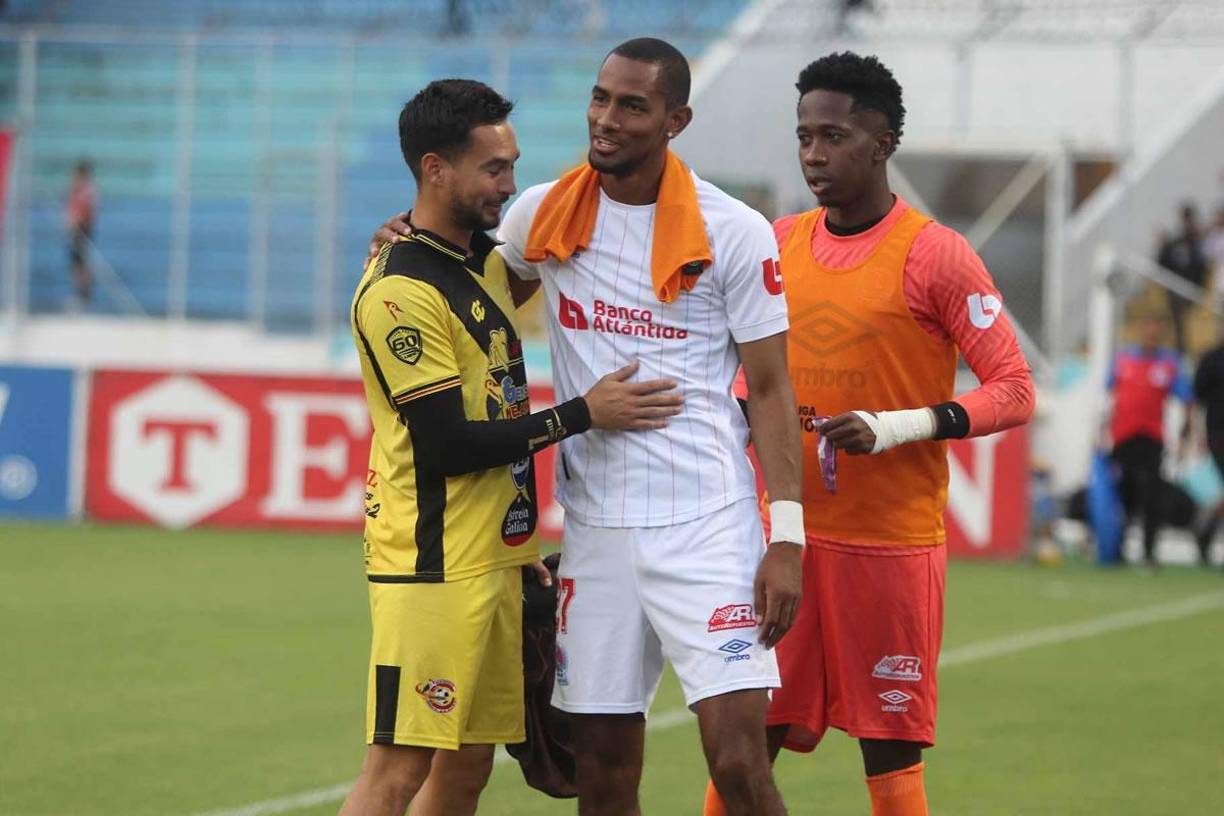 Jerry Bengtson saludando a Marcelo Canales. Ambos jugadores salieron del descendido Vida.