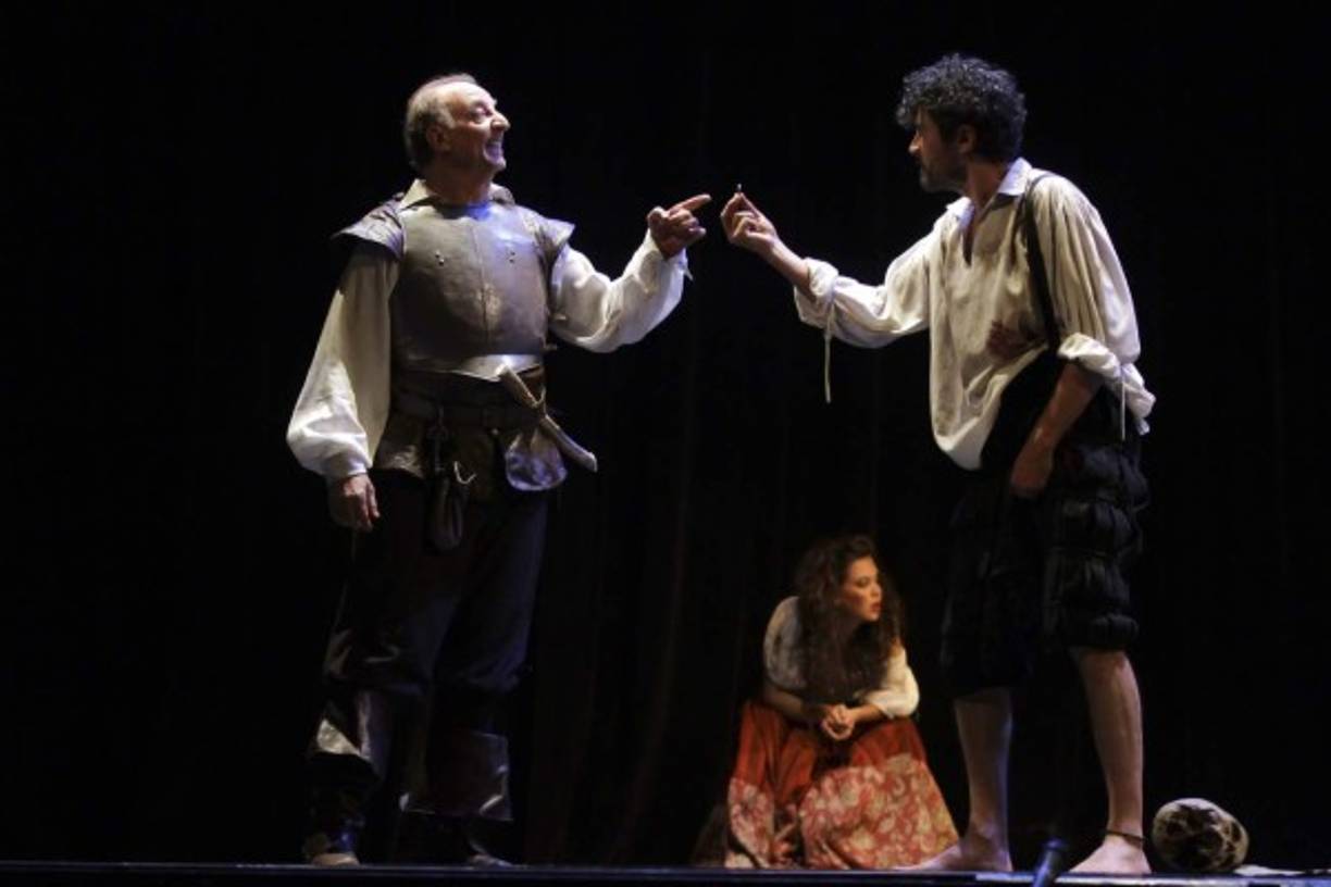 El actor José Manuel Seda (Cervantes) y Pedro Miguel Martínez (carcelero) actúan en la obra 'Los Espejos de Don Quijote' en el teatro Manuel Bonilla de Tegucigalpa. EFE
