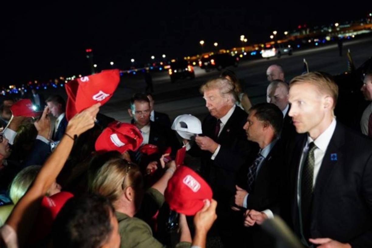 El republicano llegó al Aeropuerto Internacional de Palm Beach en el que fue recibido por simpatizantes que coreaban su apellido y le fotografiaban con sus teléfonos.<br/>