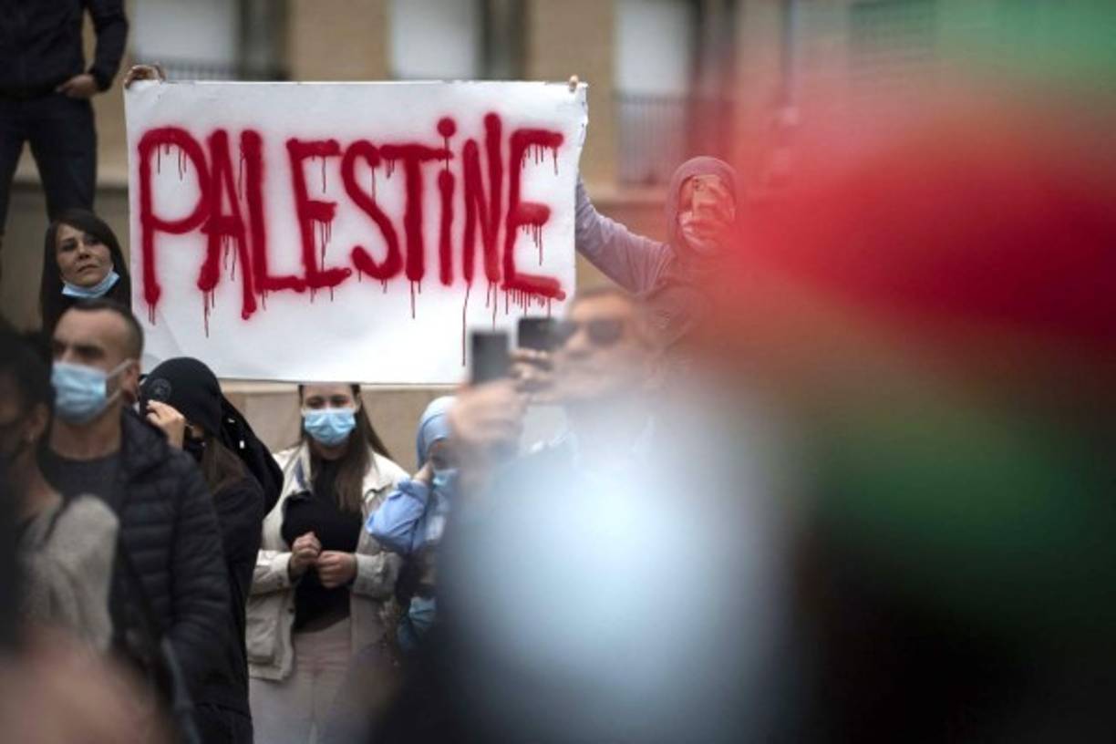 El 6 de mayo, Francia, Alemania, Reino Unido, Italia y España piden a Israel que 'ponga fin a su política de extensión de las colonias en los territorios palestinos ocupados' y que cesen las expulsiones en Jerusalén Este. En imagen, protestas propalestinas en París, capital de Francia. <br/>El 7, Naciones Unidas exhorta a Israel a poner fin a cualquier expulsión forzada de palestinos.<br/>