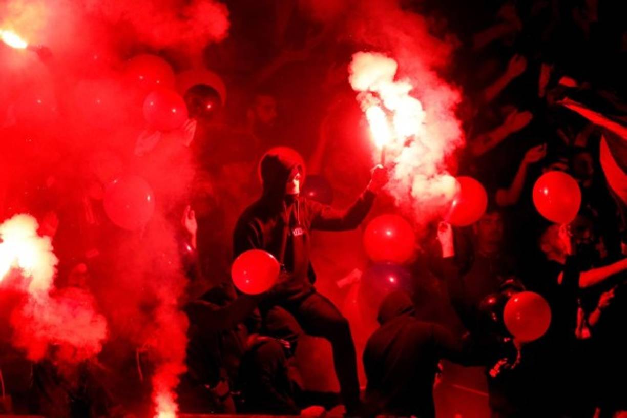 La afición del PSG puso el ambiente en el partido y recibió de esta manera a su equipo.
