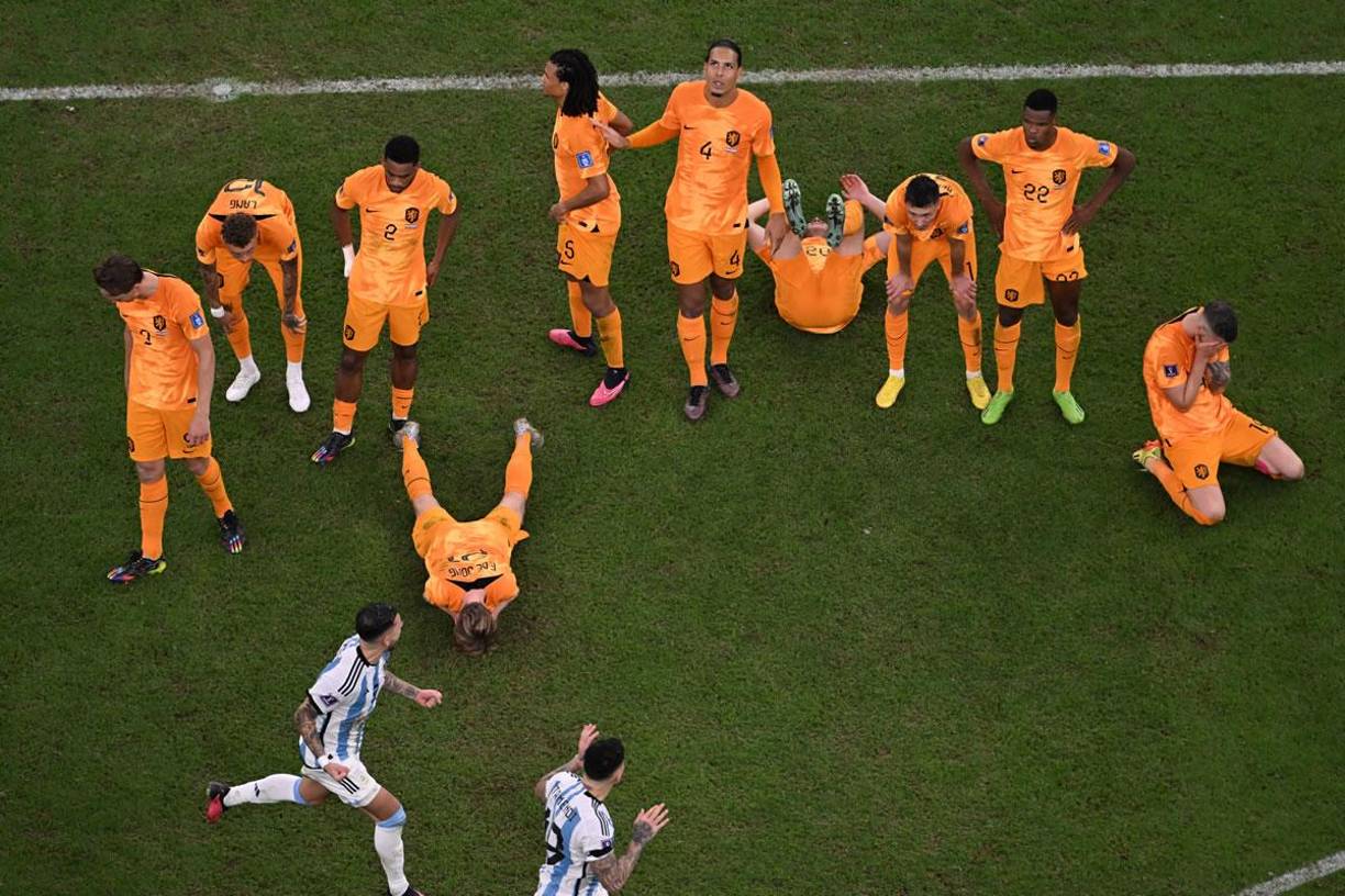 Mientras los argentinos celebraban, los neerlandeses se lamentaban en el campo del estadio Lusail.