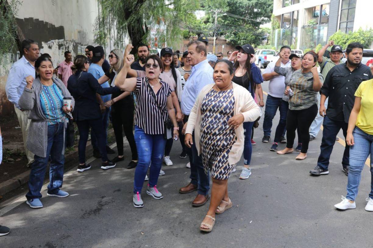 Los ciudadanos se mostraron indignados por la supuesta ilegalidad con la que fue nombrado Johel Zelaya como fiscal general interino.