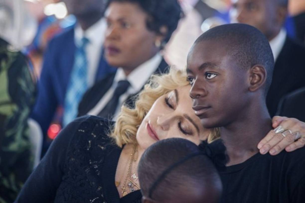 Madonna llegó con sus cuatro hijos adoptados a la inauguración de un ala pediátrica financiada por su organización caritativa en Malaui <br/><br/>En la foto se ve a la estrella descansando sobre hombro de su hijo David Banda, a quien adoptó en 2006.<br/>