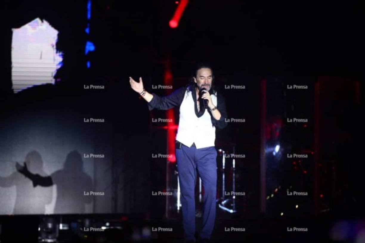 Su repertorio de canciones fueron coreadas por los hondureños que disfrutaron de principio a fin.