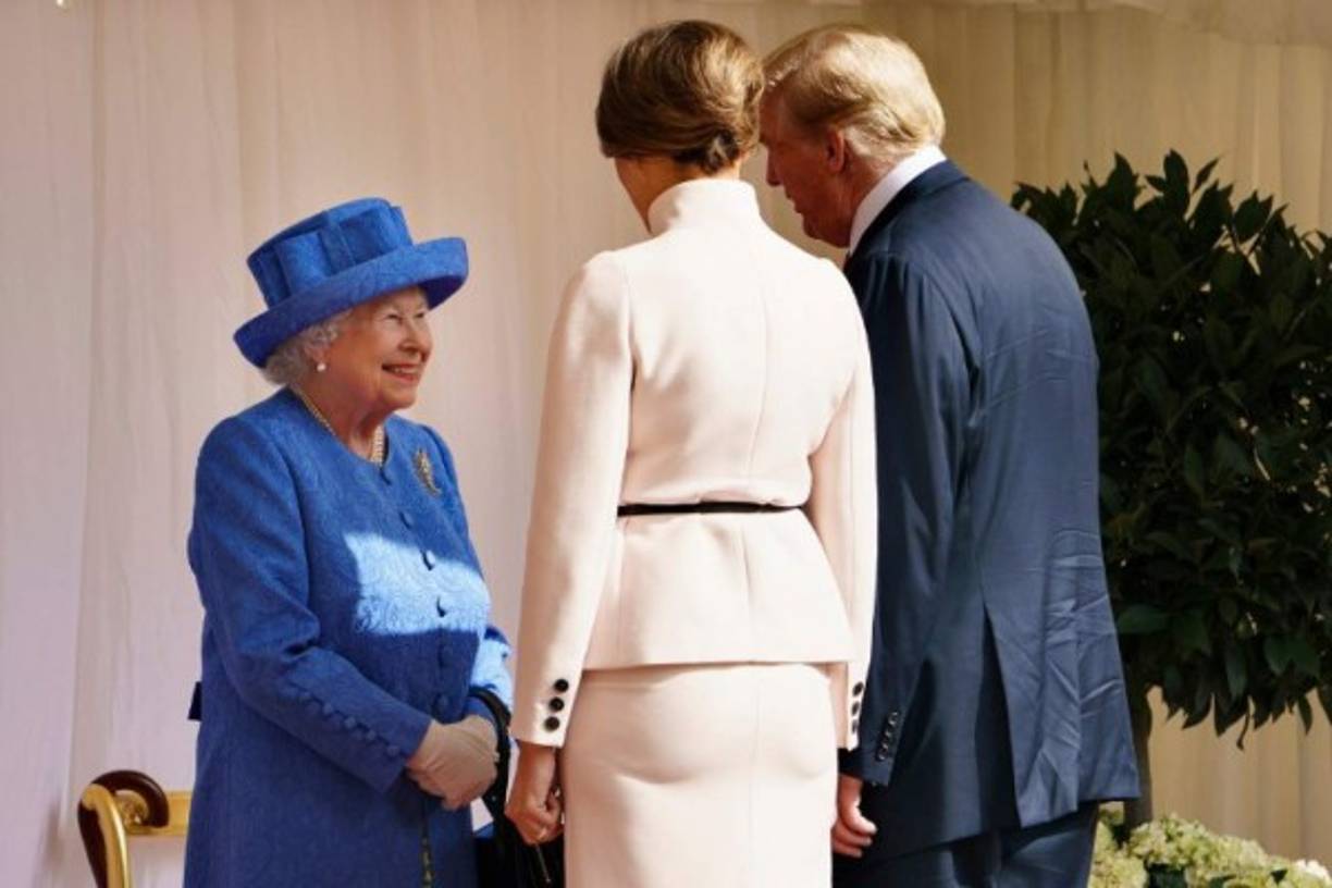 Trump y la primera dama, Melania Trump, vestida con un traje de chaqueta y falda de color crema -una elección acertada y acorde con el protocolo-, saludaron a la reina.