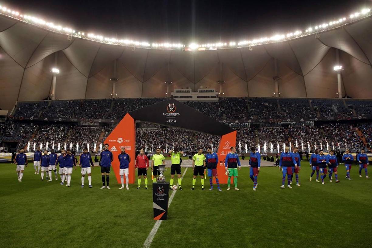 Los jugadores del Real Madrid y del Barcelona antes del inicio del partido de las semifinales de la Supercopa de España.