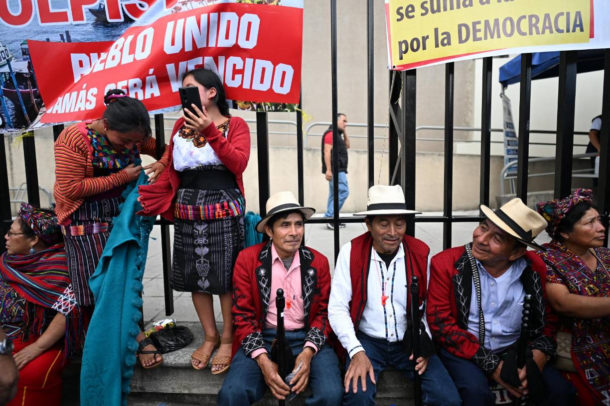 El gobierno saliente del presidente derechista Alejandro Giammattei descartó el miércoles que haya un supuesto desabastecimiento de combustible a causa de los bloqueos, en tanto, el Ministerio Público (Fiscalía) anunció que su página web fue jaqueada.